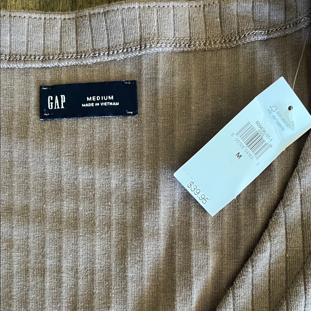 GAP Mauve Ribbed Button-Front V-Neck Top - Picture 2 of 4